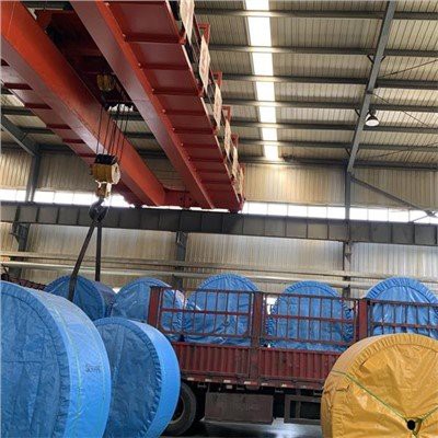 Protipriľnavý dopravný pás